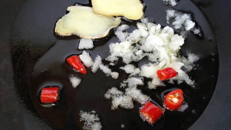 红烧对虾,锅内放油烧热，放入蒜末、小米辣、生姜煸炒香