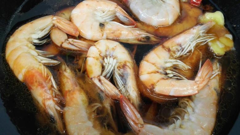 红烧对虾,加入适量水开始炖煮