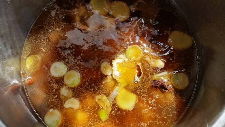 儿时的记忆+妈妈的味道+油鸡土豆炖粉条,往高压锅中加入开水，要没过鸡肉2厘米，加入大料和陈皮，盖上锅盖上汽后，小火25分钟。