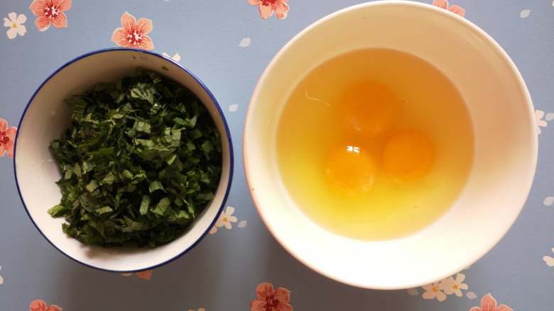 清清凉凉的薄荷炒鸡蛋,将薄荷叶用水冲洗干净后切碎就可以了，鸡蛋去壳打入碗中并打散。