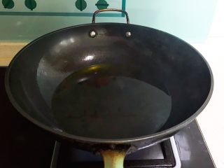红烧鱼块,锅里加入菜籽油，大火烧开至冒烟后关火