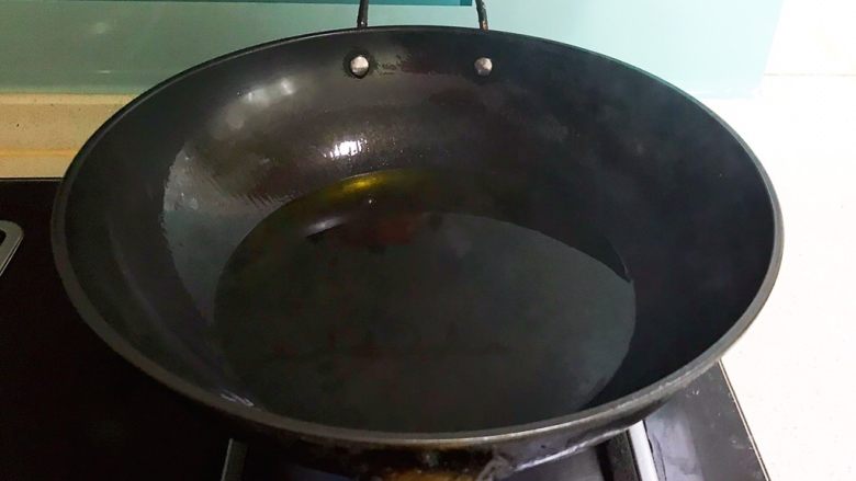 红烧鱼块,锅里加入菜籽油，大火烧开至冒烟后关火