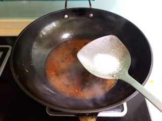 红烧鱼块,在汤汁里面加入精盐，加入白砂糖，调匀