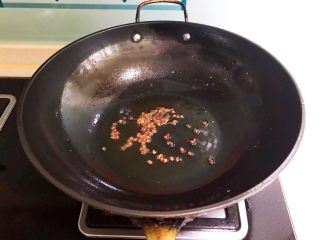 红烧鱼块,锅里留有底油，加入花椒粒炒出香味