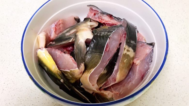 红烧鱼块,把所有的鱼都切好的后放入大碗里