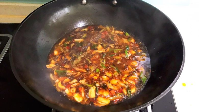 红烧鱼块,加入适量开水，烧开后煮10分钟