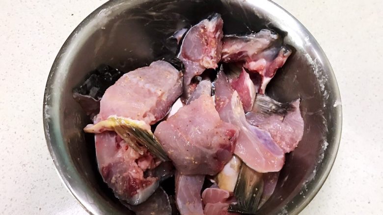 红烧鱼块,用手抓匀，让鱼段均匀入味