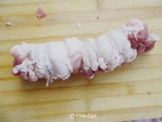 豚骨拉面,用棉线把肉勒紧固定成圆柱型
