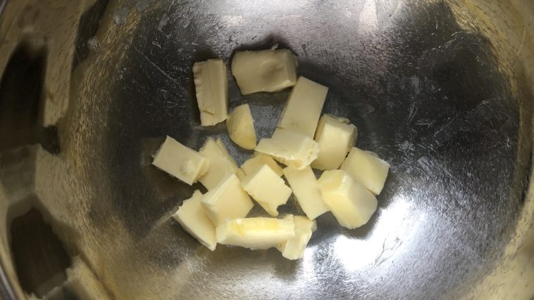 萌趣【红豆包心酥】,黄油室温软化。
