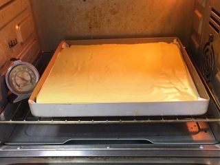 抹茶芒果裸蛋糕,烤箱预热至150度，烤制20分钟。