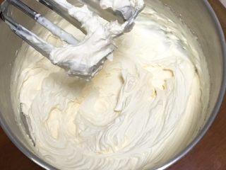 抹茶芒果裸蛋糕,淡奶油加入25克细砂糖，用打蛋器高速搅打至浓稠，也就是可以裱花状态，装入裱花袋中。