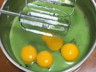 抹茶芒果裸蛋糕,再加入蛋黄和香草精，低速搅拌均匀。