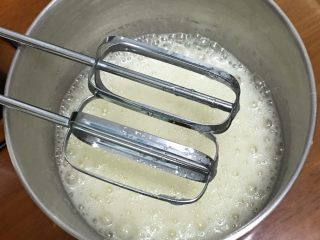抹茶芒果裸蛋糕,用打蛋器高速搅打30圈，加入30克细砂糖。