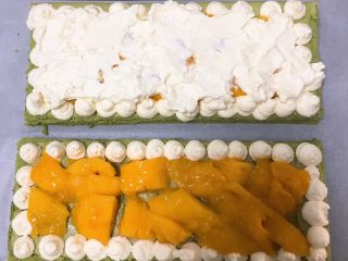 抹茶芒果裸蛋糕,开始组装，芒果上面铺上奶油霜，另一块覆盖上去。