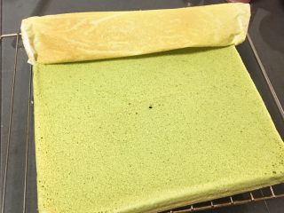 抹茶芒果裸蛋糕,烤完倒扣在网格上，掀掉烤盘纸，冷却。