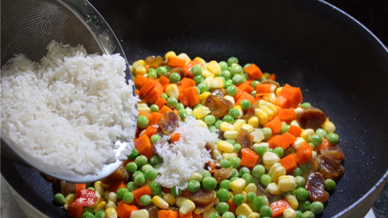 蔬菜腊肠饭,将大米沥干水，倒入锅中