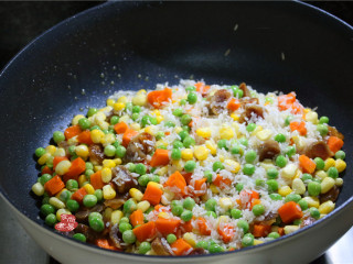 蔬菜腊肠饭,炒至食材炒半软，豌豆表面起皱