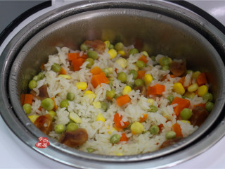 蔬菜腊肠饭,烹调结束，关掉电源，用饭勺打散米饭，撒点葱花拌匀，舀起即可食用