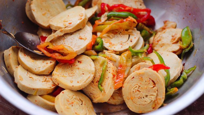 豆腐卷凉拌三椒,用筷子把所有的食材和调料混合拌匀即可。