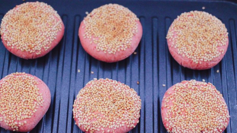 粉嫩蔓越莓果仁芝麻饼,直至煎至两面金黄色即可关火。