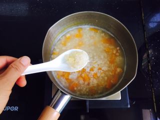南瓜燕麦粥,加入适量的黄冰糖搅拌至融化
