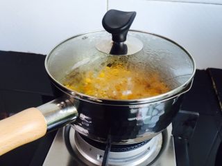 南瓜燕麦粥,盖上锅盖大火煮开转中小火煮十分钟