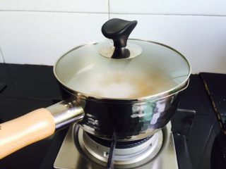 南瓜燕麦粥,用汤勺搅拌一下，盖上锅盖中火煮两分钟即可关火。关火后焖两分钟