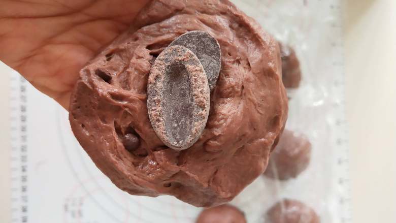 黑眼豆豆（汤种法）,10、每个小面团包入适量的巧克力，收紧封口。

