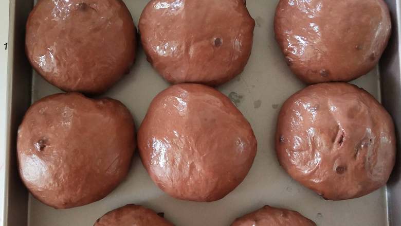 黑眼豆豆（汤种法）,13、发酵到2倍大。表面刷少许蛋白液。
14、烤箱中层180度，18分钟。出炉脱模放凉即可。