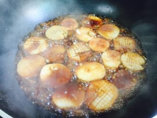 蚝汁杏鲍菇,翻炒均匀至酱汁完全被杏鲍菇吸收