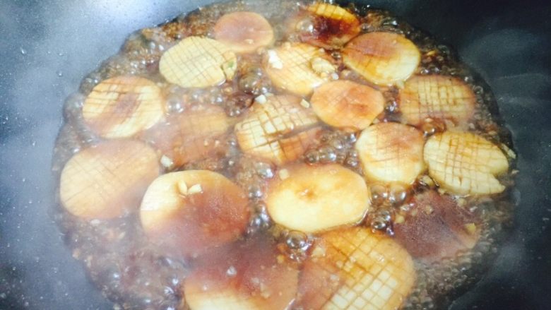 蚝汁杏鲍菇,翻炒均匀至酱汁完全被杏鲍菇吸收