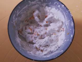 夏日冰爽芋圆,红薯 芋头 紫薯分别加入50g木薯粉揉成团，如果觉得甜度不够，可加适量白糖。紫薯泥偏干，木薯粉可以适量少加。