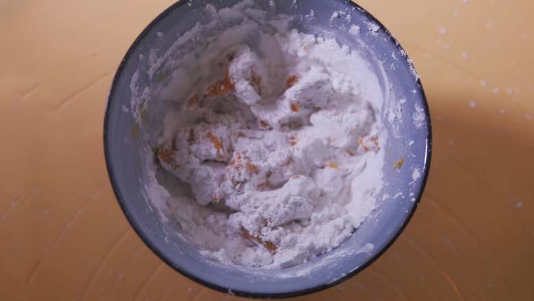夏日冰爽芋圆,红薯 芋头 紫薯分别加入50g木薯粉揉成团，如果觉得甜度不够，可加适量白糖。紫薯泥偏干，木薯粉可以适量少加。