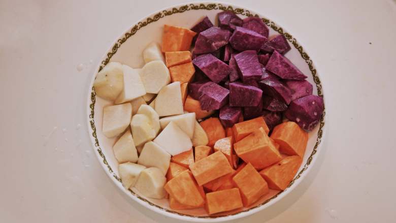 夏日冰爽芋圆,红薯 芋头 紫薯分别切块上锅蒸熟