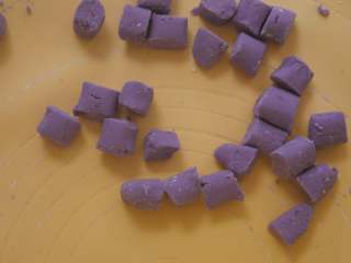 夏日冰爽芋圆,紫薯切小段，撒木薯粉防粘