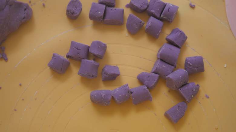 夏日冰爽芋圆,紫薯切小段，撒木薯粉防粘