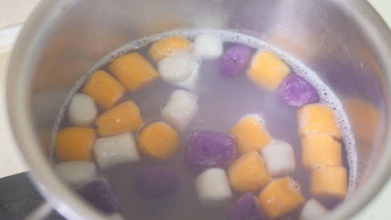 夏日冰爽芋圆,水开后下芋圆，煮至漂浮后再煮一分钟