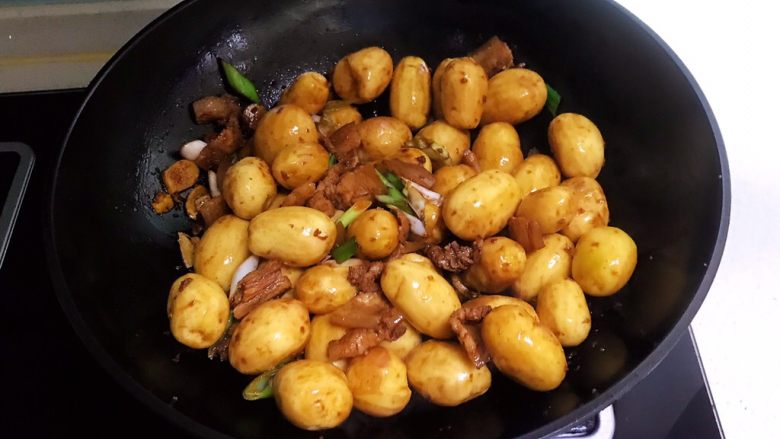 五花肉焖小土豆,加入小土豆，翻炒2分钟