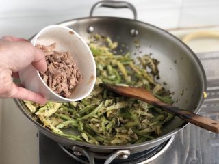 一番风味殿春蔬➕雪菜笋片炒肉丝,加入八成熟的肉丝，翻炒均匀