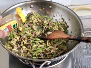 一番风味殿春蔬➕雪菜笋片炒肉丝,如果家里有太太乐鸡汁，可以加一点，让味道更加鲜美