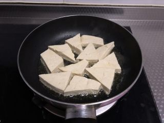 家常豆腐,豆腐切薄片下锅煎，中小火