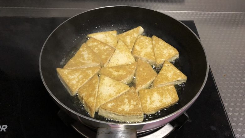 家常豆腐,煎至两面金黄盛出备用