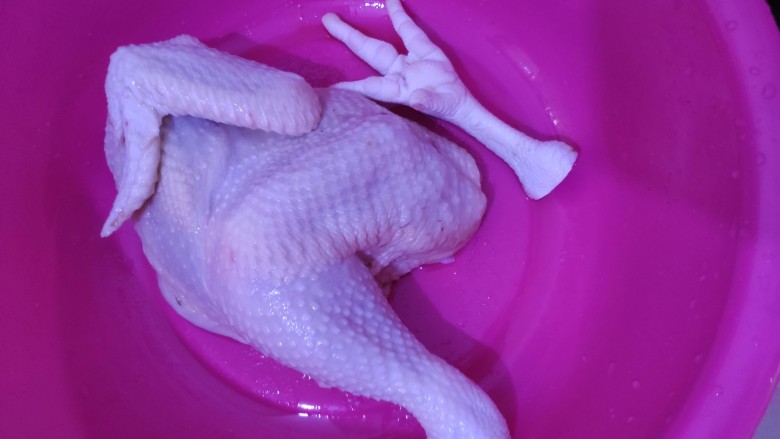 酸菜口水鸡,准备鸡半只，洗静滤干水份下盐，抹均匀鸡全身，拿一旁停放二十分钟。