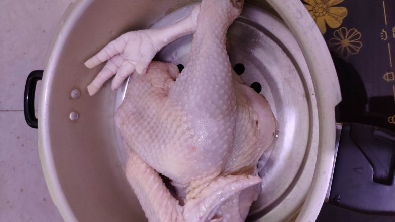 酸菜口水鸡,把鸡上高压锅隔水高压20分钟。