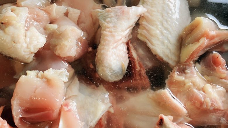 花菇炖鸡,锅里加水没过鸡，煮开