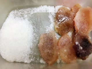 百香果果脯,每一块果皮都裹上白糖，白糖的量稍微多一些