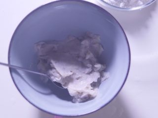 夏日冰爽芋圆,没有保鲜袋也可以直接放入碗中用勺子捣烂