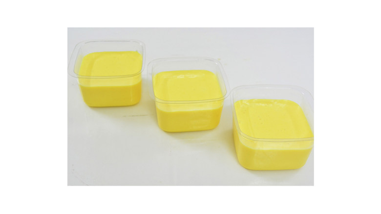 芒果慕斯盒,将慕斯浆倒入盒子至8分满，放入冰箱冷藏。