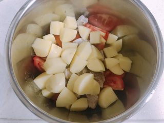 番茄小排土豆汤,所有食材放进高压锅