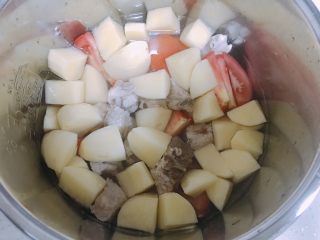 番茄小排土豆汤,加入适量水，刚好能没过食材